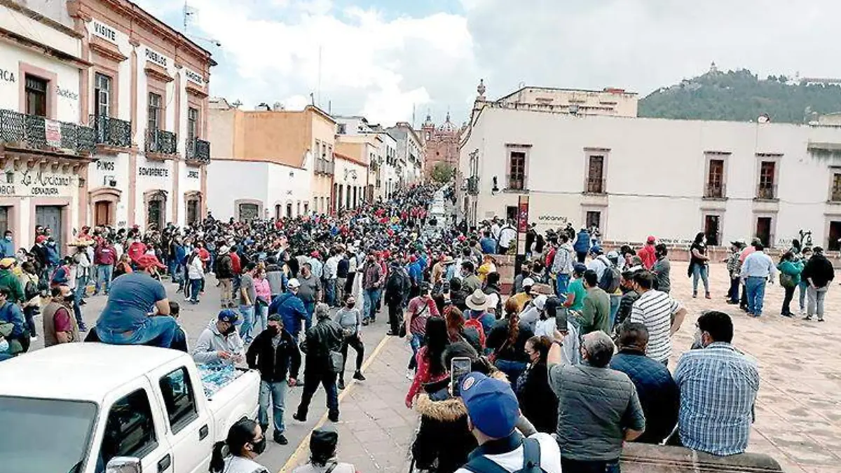 Sindicalizados se encuentran apostados afuera de la sede del Congreso del Estado de Zacatecas